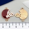 Pendentif casque de football américain doré avec émail rouge et règle de taille - Brown Dual-loop Helmet (21721)