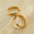 Goldene geflochtene Edelstahl-Ohrringe auf luxuriösem Seidenhintergrund - 30MM / Gold (30mm)