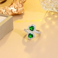 Dettaglio anello in argento con due gemme verdi a cuore e zirconi finemente incastonati - Stile Cuore Verde / Verde