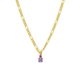 Detalle de un collar dorado con circonitas rosas y moradas sobre fondo blanco puro - Rosa Púrpura