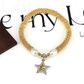 Goldenes Perlenarmband mit weißen Perlen und funkelndem Zirkon Doppelstern Anhänger - Doppelschichtiger Sternanhänger (Stil 5)