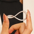 Anello aperto argento con simbolo infinito geometrico mostrato sul dito stile moderno - Stile Infinito Argento (Bianco K Z-626)