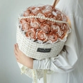 Eleganter Seifenrosenstrauß in Champagner in einem weißen Tweed-Korb mit Perlenkette - 19 Rosen + Geschenktüte + Warmes Licht / Champagner Fleischrosa