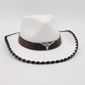Chapeau de cowboy blanc classique avec ruban en cuir brun et emblème de taureau - Blanc Bordure Noire (Décor Tête de Taureau en Métal)