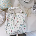 Dettaglio borsa tote in tela color crema con stampa floreale a coniglio e zip di chiusura - Fiori Animali Cartone Animato