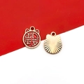 Ciondolo gatto rosso portafortuna con scritte 'Pace' e retro dorato con trama solare - 1 Pezzo Capodanno Viaggio Sicuro 13x16mm