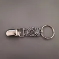 Détail macro du clip de pull en argent vintage avec gravures florales complexes - Style 30 (Clip de porte-clés floral en argent)