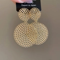 Detailansicht goldener Mesh-Ohrringe mit gewebter Textur und runden, hohlen Elementen - Gold