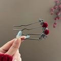 Épingle à cheveux en U avec d'élégantes roses rouges doubles et accents perlés - Pic à cheveux fleur en velours papillon noir fusil