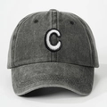 Dettaglio della lettera C ricamata su un berretto da baseball in cotone lavato vintage - Lettera C