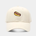 Primer plano del bordado de hot dog en una gorra de algodón beige con puntadas densas - Beige