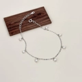 Minimalistisches S925 Sterlingsilber Perlenarmband mit weißen Perlen auf hellem Hintergrund - Platinsilber / Armband