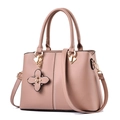 Bolso de mano de cuero PU rosa palo con asas dobles y colgante de flor dorada elegante - Rosa