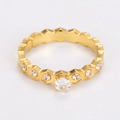 Macro dettaglio di anello a nido d'ape dorato con zirconi rotondi e pavé di diamanti - US 6 / Oro