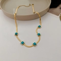 Collier chaîne serpent dorée avec cinq accents turquoise carrés et fermoir homard - Chaîne Serpent Dorée Pierre Carrée (17#)