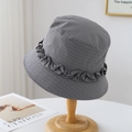 Cappello da pescatore a quadretti grigi con bordo a balze su supporto in legno - Taglia Unica(Regolabile) / Grigio