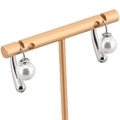 Pendientes vintage plateados con perlas blancas colgantes sobre un soporte dorado - Color Acero (KE112403-MZOZ)