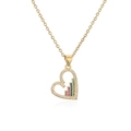 Collar clásico con colgante de corazón chapado en oro 18K y circonitas de colores vivos - Corazón Hueco con Gema de Color Escalonada (CN001982YH)