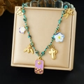Boho-Halskette mit gewebter Kordel, Sonnenanhänger und Naturmotiven auf Display - Multi-Anhänger Blau Gold Gewebter Stil (N3806)