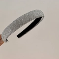 Dettaglio di un cerchietto scintillante con strass argentati e fodera interna nera - Strass Rotondo Argento