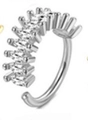 Detail van een zilveren neusring met rechthoekige zirkonia's in een klauwzetting - Rechthoekige Zirkonia Pavé / Zilver
