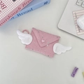 Détail de la mini pochette enveloppe rose avec ailes en peluche et bouton cœur - Étoile Brillante Rose Clair