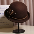 Elegante sombrero cloche de lana marrón para mujer con flor de fieltro y perla - M(56-58CM) Ajustable / café