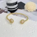 18K vergulde armband met reliëf textuur en fonkelende zirkonia bollen op een stenen drager - Gedraaide Pavé Bal