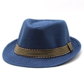 Détail d'un chapeau fedora bleu foncé en paille tressée avec ruban rayé bicolore - S(54-56cm) / Bleu marine
