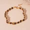 Dettaglio macro della collana di perle occhio di tigre con ciondolo quadrato - Collana in Occhio di Tigre Marrone
