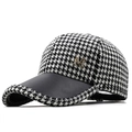 Stijlvolle houndstooth baseballcap met zwarte lederen klep en gouden metalen letter M accent - 56-61CM Verstelbaar / Zwart