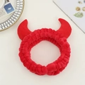 Primer plano de la suave diadema elástica de felpa roja con lindos cuernos de diablo - Diadema Individual / Rojo