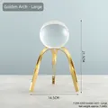 Großes goldenes Bogen-Ornament mit Glaskristallkugel auf Marmoroberfläche - Gold Bogen Stil-Groß