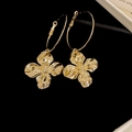 Nahaufnahme von goldfarbenen Creolen mit strukturierten vierblättrigen Blumenanhängern - Hoop Anhänger Faltenblatt Stil (5# Silbernadel-Gold) / Gold