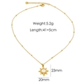 Collar con colgante de sol dorado con nácar blanco y dimensiones detalladas de la joya - Collar de Nácar con Colgante de Sol Dorado