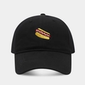 Detalle del bordado de perro caliente en una gorra de béisbol de algodón negro de calidad - Negro