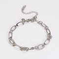 Dettaglio del bracciale a catena argento con maglie ovali e zirconi lucenti incastonati - Color Acciaio