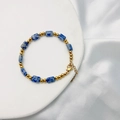 Detalle de pulsera bohemia con cuentas de piedra azul y piezas doradas en seda blanca - Piedra Punteada Blanco Azul 17+5cm