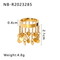 Detailopname van gouden roestvrijstalen ring met kwastjes en lengte van 2,1 cm - US 8 / Gouden Ronde Schijf Kwastje (NB-R2023285)