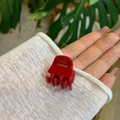 Dettaglio di una piccola clip per capelli rossa in acetato con scritta dorata Handmade - Taglia Mini / Rosso