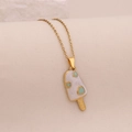 Macro-opname van gouden ijsje-hanger met wit email, hartmotief en Happy-gravering - 4# Groen Ijsje