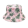 Détail d'un chapeau bob rose avec motifs tropicaux de palmiers et flamants roses pour l'été - M / Rose