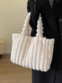 Détail du sac fourre-tout en peluche blanc cassé avec rayures et poignée à bulles unique - Milky blanc