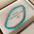 Dettaglio della collana di perline turchesi con ciondolo in pietra su vassoio gioielli - 8mm / Blu