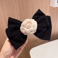 Elegante fermaglio per capelli in velluto nero con decorazione a fiore di camelia color crema - Velluto/Tessuto / 275 Fiocco di camelia nera