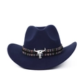 Détail d'un chapeau de cowboy en feutre avec ruban ethnique et ornement de tête de taureau - M (56-59cm) / Bleu Marine Tête de Taureau Ethnique