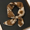 Petit carré en coton et lin marron avec motif floral beige sur plateau doré - 55x55cm / Floral Café