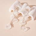Primer plano de pendientes de flores de encaje blanco hechos a mano con borlas de perlas - Blanco