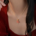 Vue macro d'un pendentif cheval en or 18K avec émail rouge et zircon sur collier doré - 8# Collier-Or-Cheval en émail rouge (Plaqué or réel)