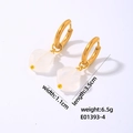 Detailweergave van de geometrische natuurstenen oorbellen met afmetingen van 3,5 cm lengte - Wit